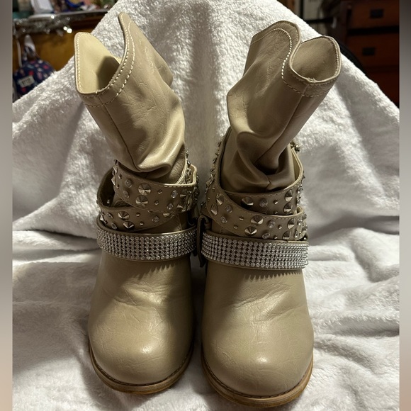 Shoe dept. Dolce by Mojo Moxy Cream faux leather bling strap heeled boots size 8 - Picture 3 of 9
